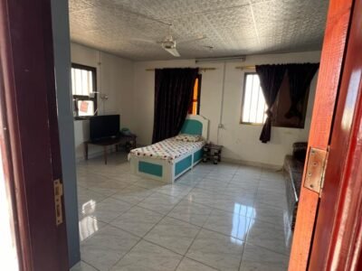 شقة واسعة للبيع مطلّة على البحر – عمارة حجر فرصة نادرة