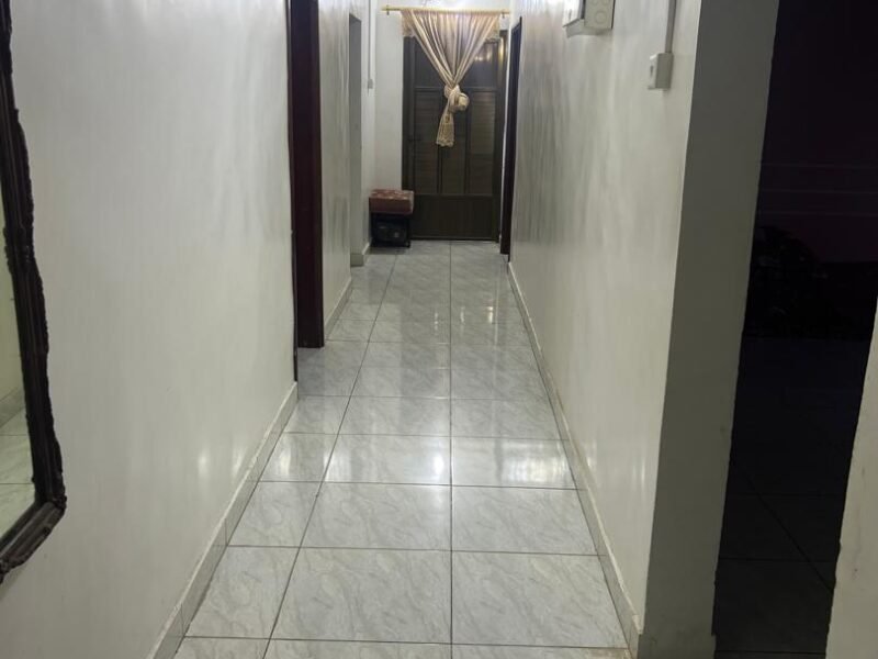 شقة واسعة للبيع مطلّة على البحر – عمارة حجر فرصة نادرة