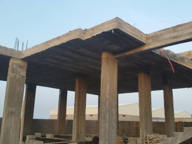 فيلا قيد الإنشاء مع حوش للبيع، تقع في جمعية الاستكشافات النفطية (جمعية سكنية رسمية).